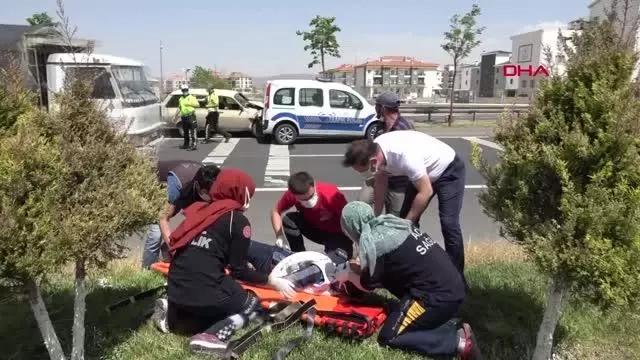 AKSARAY DUR İHTARINA UYMAYAN SÜRÜCÜ, OTOMOBİLİYLE POLİS ARACINA ÇARPTI: 1'İ POLİS, 4 YARALI AKSARAY DUR İHTARINA UYMAYAN SÜRÜCÜ, OTOMOBİLİYLE POLİS ARACINA ÇARPTI: 1'İ POLİS, 4 YARALI