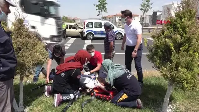 AKSARAY DUR İHTARINA UYMAYAN SÜRÜCÜ, OTOMOBİLİYLE POLİS ARACINA ÇARPTI: 1'İ POLİS, 4 YARALI AKSARAY DUR İHTARINA UYMAYAN SÜRÜCÜ, OTOMOBİLİYLE POLİS ARACINA ÇARPTI: 1'İ POLİS, 4 YARALI