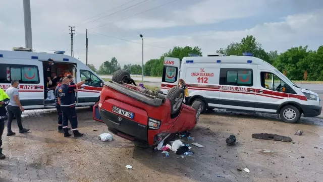 Amasya'da otomobil devrildi: 5 yaralı Amasya'da otomobil devrildi: 5 yaralı