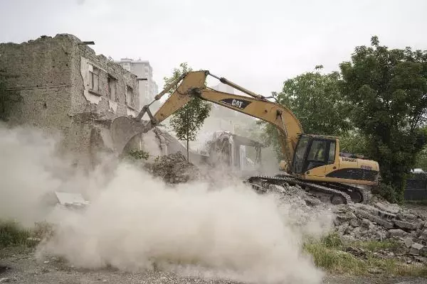 Ankara'da madde bağımlılarının kullandığı binaların yıkımı başladı Ankara'da madde bağımlılarının kullandığı binaların yıkımı başladı