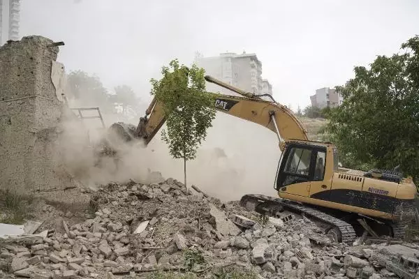 Ankara'da madde bağımlılarının kullandığı binaların yıkımı başladı Ankara'da madde bağımlılarının kullandığı binaların yıkımı başladı