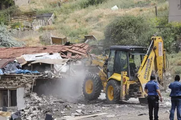 Ankara'da madde bağımlılarının kullandığı binaların yıkımı başladı Ankara'da madde bağımlılarının kullandığı binaların yıkımı başladı