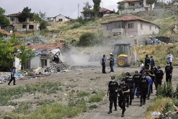 Ankara'da madde bağımlılarının kullandığı binaların yıkımı başladı Ankara'da madde bağımlılarının kullandığı binaların yıkımı başladı
