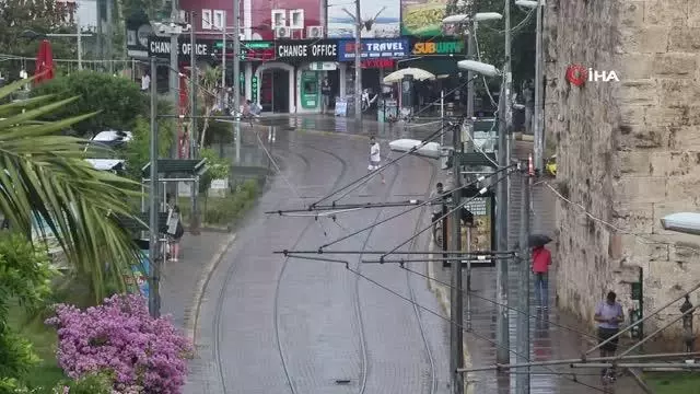 Antalyalı vatandaşlar aniden bastıran sağanak yağışa hazırlıksız yakalandı Antalyalı vatandaşlar aniden bastıran sağanak yağışa hazırlıksız yakalandı