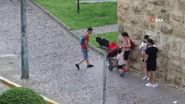 Antalyalı vatandaşlar aniden bastıran sağanak yağışa hazırlıksız yakalandı Antalyalı vatandaşlar aniden bastıran sağanak yağışa hazırlıksız yakalandı