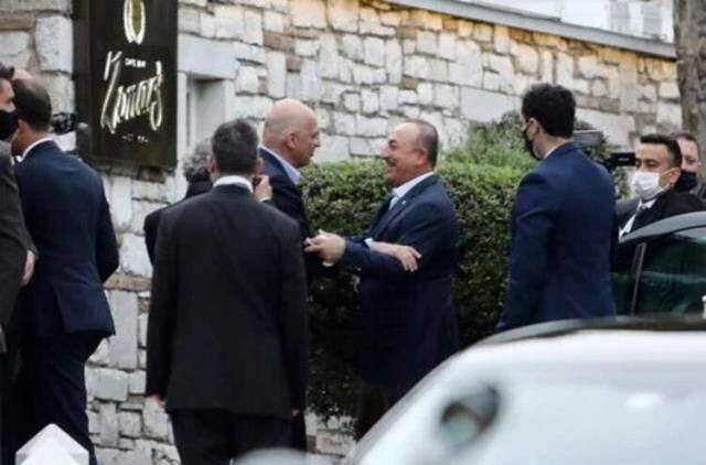 Bakan Çavuşoğlu, daha önce kameralar önünde tartıştığı Yunan mevkidaşı sarmaş dolaş