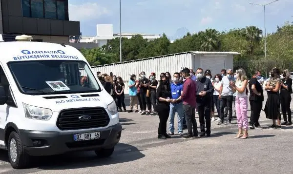 Bilgisayar mühendisi, alkışlarla son yolculuğuna uğurlandı Bilgisayar mühendisi, alkışlarla son yolculuğuna uğurlandı