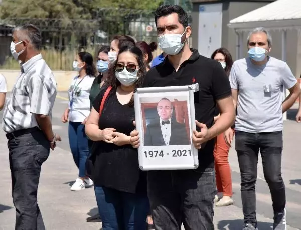 Bilgisayar mühendisi, alkışlarla son yolculuğuna uğurlandı Bilgisayar mühendisi, alkışlarla son yolculuğuna uğurlandı
