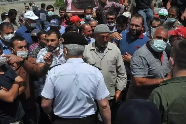 KONYA ÇİFTÇİLERDEN KARAYOLUNDA SU EYLEMİ KONYA ÇİFTÇİLERDEN KARAYOLUNDA SU EYLEMİ