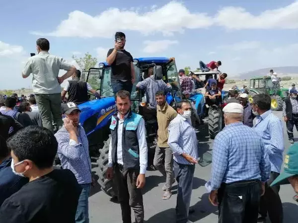 KONYA ÇİFTÇİLERDEN KARAYOLUNDA SU EYLEMİ KONYA ÇİFTÇİLERDEN KARAYOLUNDA SU EYLEMİ