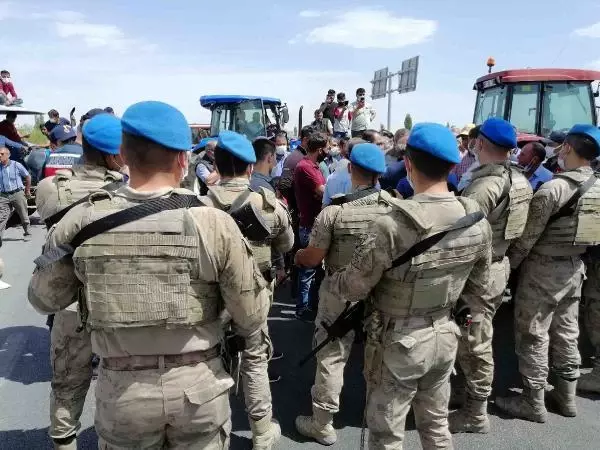 KONYA ÇİFTÇİLERDEN KARAYOLUNDA SU EYLEMİ KONYA ÇİFTÇİLERDEN KARAYOLUNDA SU EYLEMİ