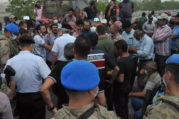 KONYA ÇİFTÇİLERDEN KARAYOLUNDA SU EYLEMİ KONYA ÇİFTÇİLERDEN KARAYOLUNDA SU EYLEMİ