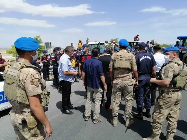 KONYA ÇİFTÇİLERDEN KARAYOLUNDA SU EYLEMİ KONYA ÇİFTÇİLERDEN KARAYOLUNDA SU EYLEMİ