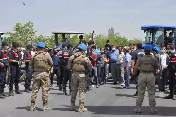 KONYA ÇİFTÇİLERDEN KARAYOLUNDA SU EYLEMİ KONYA ÇİFTÇİLERDEN KARAYOLUNDA SU EYLEMİ