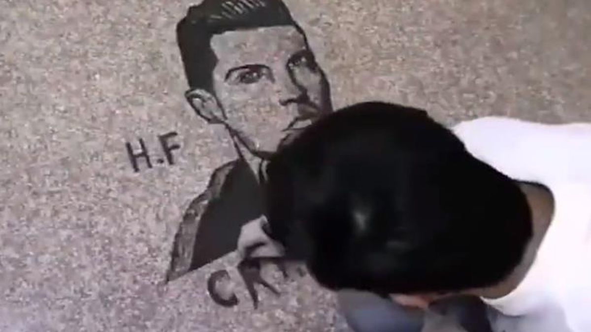 Cristiano Ronaldo hayranı berber sanatını konuşturdu! Topladığı saçlarla futbolcunun silüetini yaptı