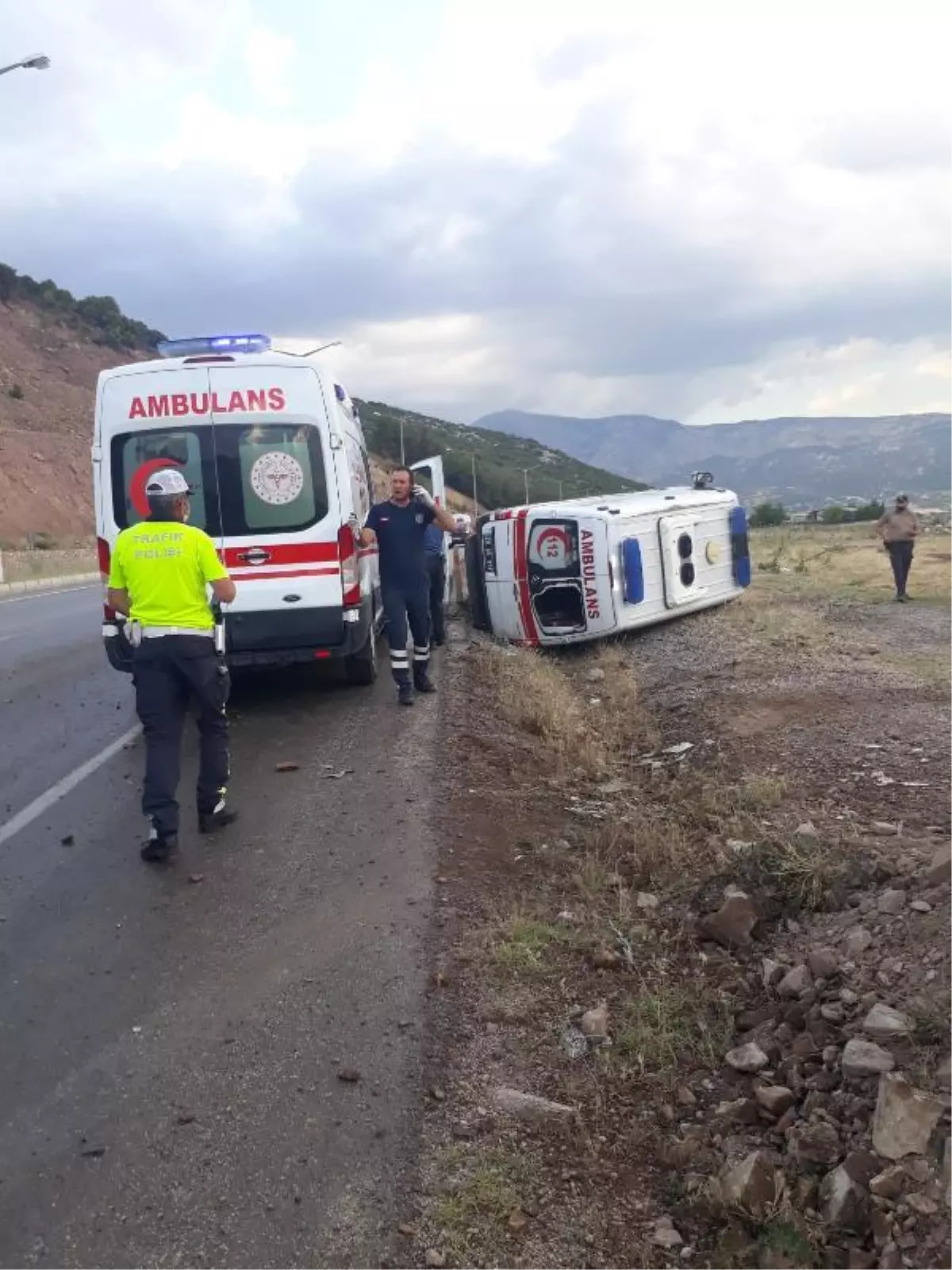 Son dakika: Denizli'de ambulans devrildi: 4 yaralı