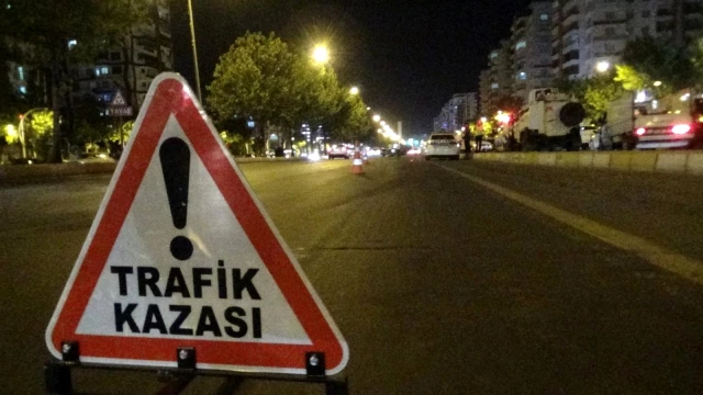 Diyarbakır'da iki lüks otomobil çarpıştı: 2 yaralı