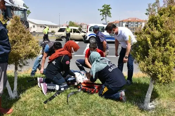 AKSARAY DUR İHTARINA UYMAYAN SÜRÜCÜ, OTOMOBİLİYLE POLİS ARACINA ÇARPTI: 1'İ POLİS, 4 YARALI AKSARAY DUR İHTARINA UYMAYAN SÜRÜCÜ, OTOMOBİLİYLE POLİS ARACINA ÇARPTI: 1'İ POLİS, 4 YARALI