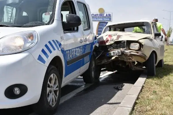 AKSARAY DUR İHTARINA UYMAYAN SÜRÜCÜ, OTOMOBİLİYLE POLİS ARACINA ÇARPTI: 1'İ POLİS, 4 YARALI AKSARAY DUR İHTARINA UYMAYAN SÜRÜCÜ, OTOMOBİLİYLE POLİS ARACINA ÇARPTI: 1'İ POLİS, 4 YARALI