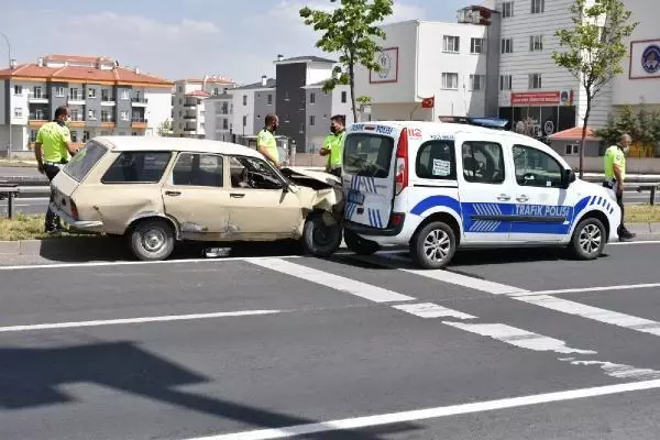 AKSARAY DUR İHTARINA UYMAYAN SÜRÜCÜ, OTOMOBİLİYLE POLİS ARACINA ÇARPTI: 1'İ POLİS, 4 YARALI AKSARAY DUR İHTARINA UYMAYAN SÜRÜCÜ, OTOMOBİLİYLE POLİS ARACINA ÇARPTI: 1'İ POLİS, 4 YARALI