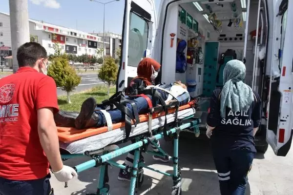 AKSARAY DUR İHTARINA UYMAYAN SÜRÜCÜ, OTOMOBİLİYLE POLİS ARACINA ÇARPTI: 1'İ POLİS, 4 YARALI AKSARAY DUR İHTARINA UYMAYAN SÜRÜCÜ, OTOMOBİLİYLE POLİS ARACINA ÇARPTI: 1'İ POLİS, 4 YARALI