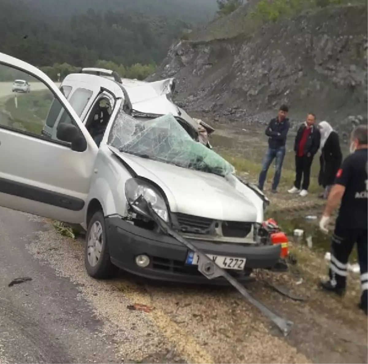 Hafif ticari araçla kamyonet çarpıştı; 1 ölü, 2 yaralı