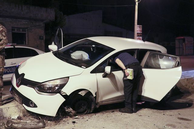 Son dakika: Polisin 'dur' ihtarına uymayan alkollü sürücü kaza yaptı
