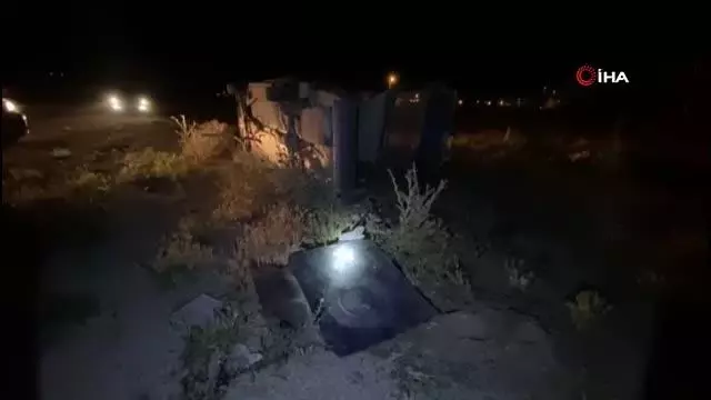 Kontrolden çıkan otomobil tabelaya çarpıp orta refüje devrildi Kontrolden çıkan otomobil tabelaya çarpıp orta refüje devrildi