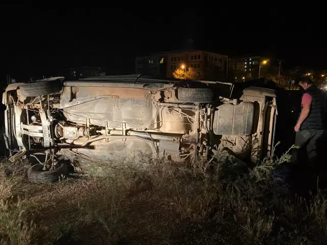 Kontrolden çıkan otomobil tabelaya çarpıp orta refüje devrildi Kontrolden çıkan otomobil tabelaya çarpıp orta refüje devrildi