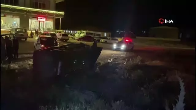 Kontrolden çıkan otomobil tabelaya çarpıp orta refüje devrildi Kontrolden çıkan otomobil tabelaya çarpıp orta refüje devrildi