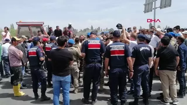 KONYA ÇİFTÇİLERDEN KARAYOLUNDA SU EYLEMİ KONYA ÇİFTÇİLERDEN KARAYOLUNDA SU EYLEMİ