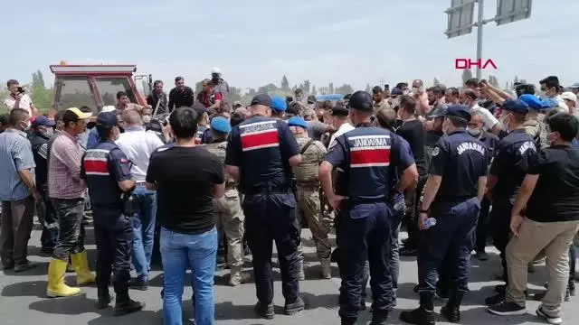 KONYA ÇİFTÇİLERDEN KARAYOLUNDA SU EYLEMİ KONYA ÇİFTÇİLERDEN KARAYOLUNDA SU EYLEMİ