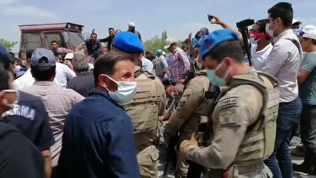 KONYA ÇİFTÇİLERDEN KARAYOLUNDA SU EYLEMİ KONYA ÇİFTÇİLERDEN KARAYOLUNDA SU EYLEMİ