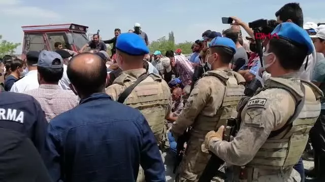 KONYA ÇİFTÇİLERDEN KARAYOLUNDA SU EYLEMİ KONYA ÇİFTÇİLERDEN KARAYOLUNDA SU EYLEMİ