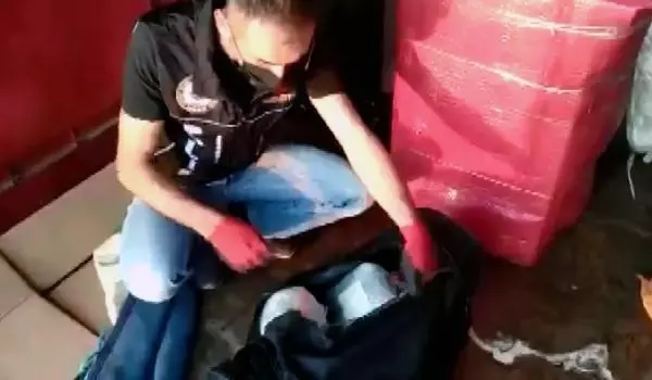 EVDEN EVE NAKLİYE KAMYONUNDA UYUŞTURUCU TAŞIYAN ŞÜPHELİ TUTUKLANDI EVDEN EVE NAKLİYE KAMYONUNDA UYUŞTURUCU TAŞIYAN ŞÜPHELİ TUTUKLANDI