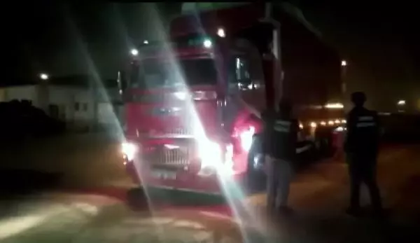 EVDEN EVE NAKLİYE KAMYONUNDA UYUŞTURUCU TAŞIYAN ŞÜPHELİ TUTUKLANDI EVDEN EVE NAKLİYE KAMYONUNDA UYUŞTURUCU TAŞIYAN ŞÜPHELİ TUTUKLANDI