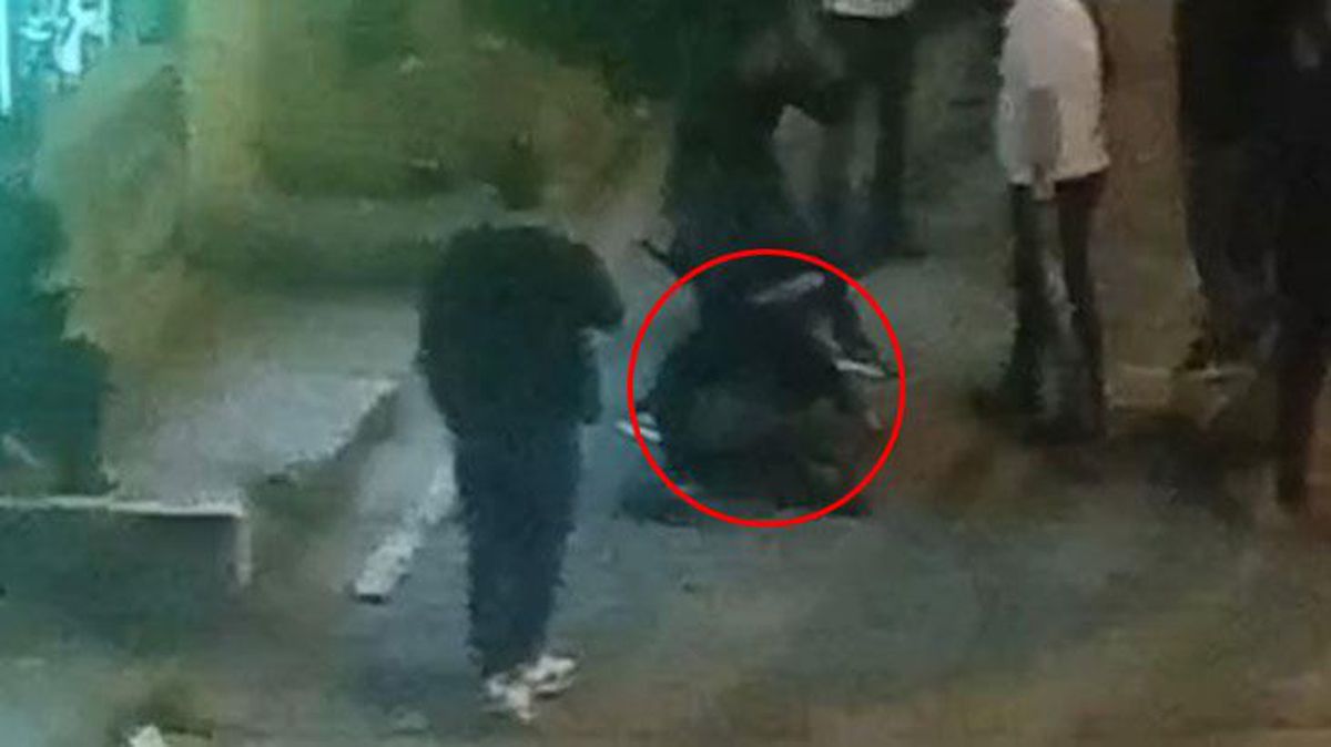 'Namus meselesi siz karışmayın' deyip sokak ortasında yakaladıkları şahsı böyle darbettiler