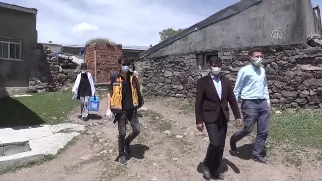 Sağlık ekipleri kırsaldaki engelli vatandaşları aşılamak için yoğun çaba harcıyor Sağlık ekipleri kırsaldaki engelli vatandaşları aşılamak için yoğun çaba harcıyor