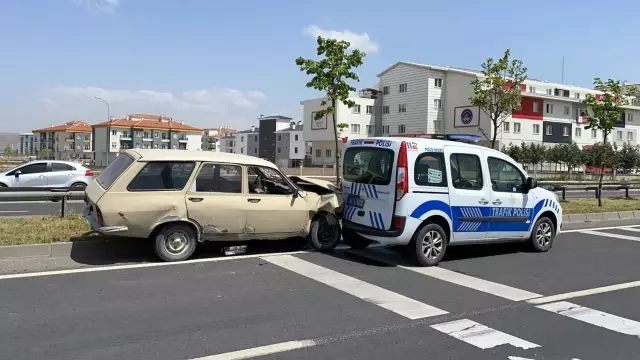 Sürücüsü 'dur' ihtarına uymayan otomobil polis aracına çarptı: 1'i polis 4 yaralı Sürücüsü 'dur' ihtarına uymayan otomobil polis aracına çarptı: 1'i polis 4 yaralı