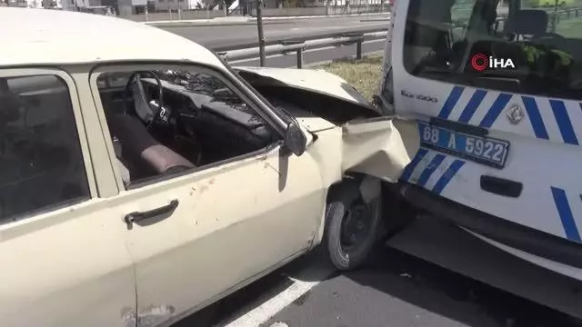 Sahte plakalı araçla kaçan sürücü polis aracına çarptı: 1'i polis 4 yaralı Sahte plakalı araçla kaçan sürücü polis aracına çarptı: 1'i polis 4 yaralı