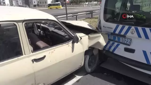 Sahte plakalı araçla kaçan sürücü polis aracına çarptı: 1'i polis 4 yaralı Sahte plakalı araçla kaçan sürücü polis aracına çarptı: 1'i polis 4 yaralı