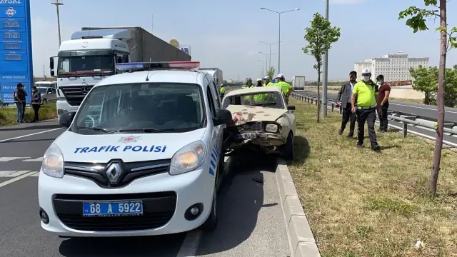 Sürücüsü 'dur' ihtarına uymayan otomobil polis aracına çarptı: 1'i polis 4 yaralı Sürücüsü 'dur' ihtarına uymayan otomobil polis aracına çarptı: 1'i polis 4 yaralı
