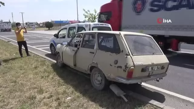 Sahte plakalı araçla kaçan sürücü polis aracına çarptı: 1'i polis 4 yaralı Sahte plakalı araçla kaçan sürücü polis aracına çarptı: 1'i polis 4 yaralı