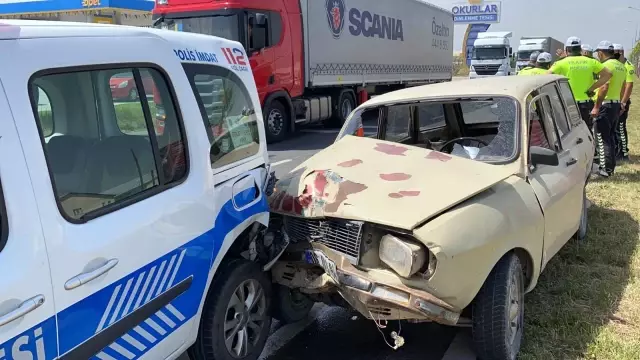 Sürücüsü 'dur' ihtarına uymayan otomobil polis aracına çarptı: 1'i polis 4 yaralı Sürücüsü 'dur' ihtarına uymayan otomobil polis aracına çarptı: 1'i polis 4 yaralı