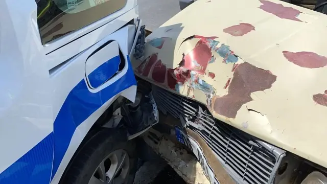 Sürücüsü 'dur' ihtarına uymayan otomobil polis aracına çarptı: 1'i polis 4 yaralı Sürücüsü 'dur' ihtarına uymayan otomobil polis aracına çarptı: 1'i polis 4 yaralı