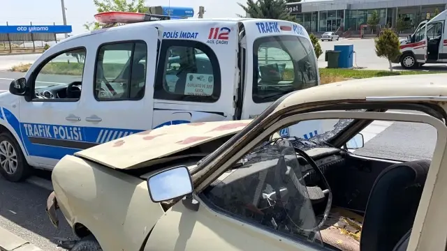 Sürücüsü 'dur' ihtarına uymayan otomobil polis aracına çarptı: 1'i polis 4 yaralı Sürücüsü 'dur' ihtarına uymayan otomobil polis aracına çarptı: 1'i polis 4 yaralı