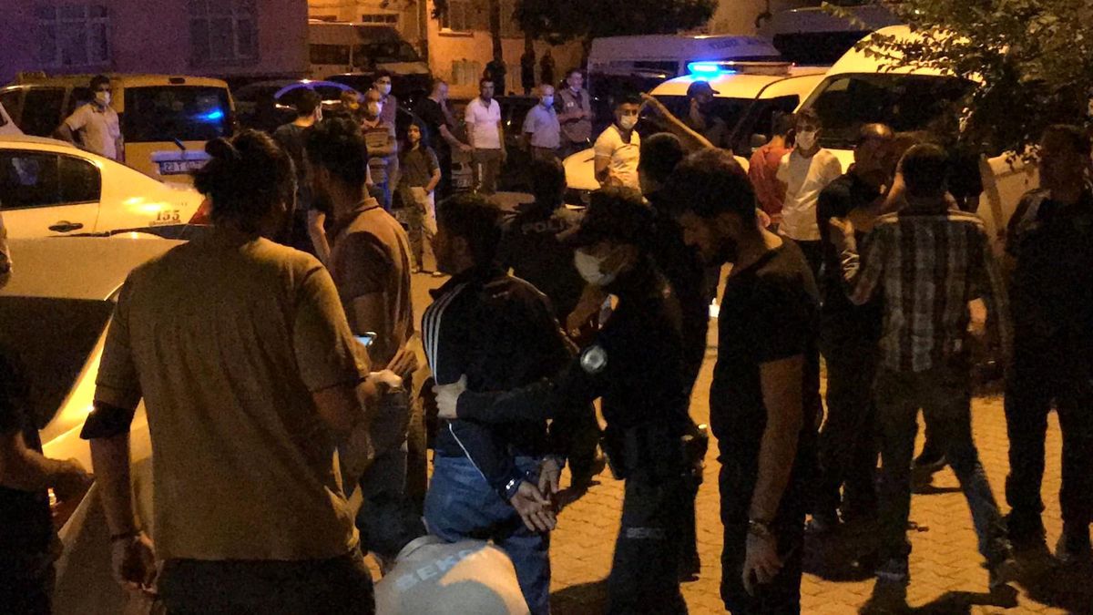 Kayınvalidesinin evinin önünde kurşun yağdıran şarkıcı, gözaltına alındı