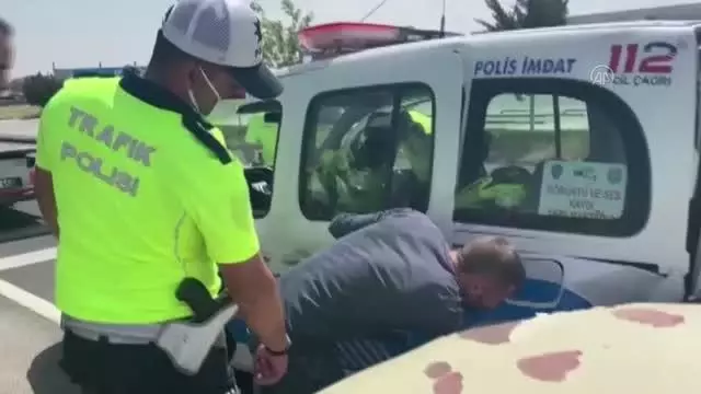 Sürücüsü 'dur' ihtarına uymayan otomobil polis aracına çarptı: 1'i polis 4 yaralı Sürücüsü 'dur' ihtarına uymayan otomobil polis aracına çarptı: 1'i polis 4 yaralı