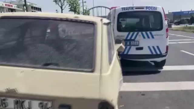 Sürücüsü 'dur' ihtarına uymayan otomobil polis aracına çarptı: 1'i polis 4 yaralı Sürücüsü 'dur' ihtarına uymayan otomobil polis aracına çarptı: 1'i polis 4 yaralı
