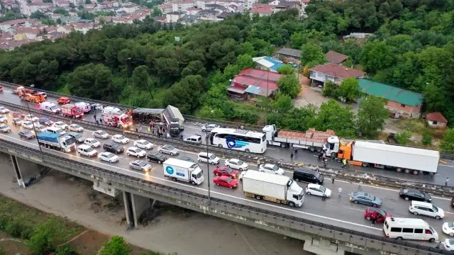 Son Dakika | TEM'de zincirleme kazada 20'den fazla araç birbirine girdi: 15 yaralı Son Dakika | TEM'de zincirleme kazada 20'den fazla araç birbirine girdi: 15 yaralı